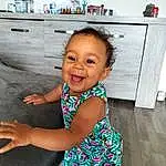Visage, Head, Sourire, Hand, Facial Expression, Cabinetry, Jambe, Countertop, Dress, Kitchen, Kitchen Appliance, Human Body, Debout, Happy, Baby & Toddler Clothing, Home Appliance, Kitchen Stove, Enfant, Bambin, Drawer, Personne, Joy
