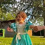 Plante, Dress, Ciel, People In Nature, Arbre, Leaf, Happy, Sunlight, Herbe, Baby & Toddler Clothing, Leisure, Bambin, Grassland, Meadow, Recreation, Pelouse, Event, Blond, Fun, Formal Wear, Personne