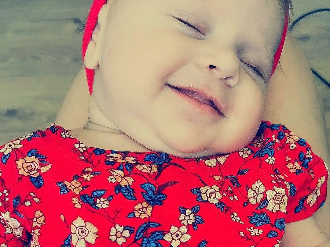Peau, Lip, Sourire, Coiffure, Shoulder, Facial Expression, Azure, Neck, Baby & Toddler Clothing, Orange, Textile, Sleeve, Dress, Day Dress, Happy, Rose, T-shirt, People In Nature, Red, Personne, Joy