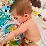 Head, Yellow, Baby, Bambin, Thigh, Enfant, Fun, Chest, Play, Thumb, Human Leg, Jouets, Baby Playing With Toys, Baby Products, Assis, Abdomen, Baby & Toddler Clothing, Foot, Personne