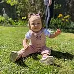 Plante, Sourire, People In Nature, Baby & Toddler Clothing, Happy, Sunlight, Herbe, Bambin, Groundcover, Meadow, Fun, Pelouse, Grassland, Leisure, Enfant, Baby, Assis, Garden, Soil, Personne