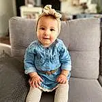 Footwear, Sourire, Jeans, Coiffure, Shoe, Yeux, Blanc, Jambe, Baby & Toddler Clothing, Sleeve, Happy, Dress Shirt, Collar, Flash Photography, Bambin, Couch, Beauty, Knee, Baby, Electric Blue, Personne