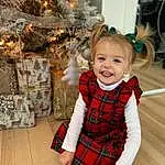 Head, Sourire, Christmas Tree, Yeux, Christmas Ornament, Tartan, Plante, Dress, Sleeve, Debout, Baby & Toddler Clothing, Happy, Christmas Decoration, Bois, Plaid, People, Bambin, Holiday Ornament, NoÃ«l, Arbre, Personne, Joy