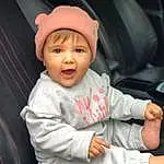 Joue, Facial Expression, Comfort, Sleeve, Baby & Toddler Clothing, Bambin, Baby, Cool, Sourire, Cap, Enfant, Fun, Assis, Car Seat, Vehicle Door, Family Car, Baby Products, Auto Part, Beanie, Personne, Headwear