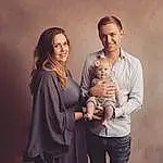Visage, Head, Sourire, Shoulder, Yeux, People In Nature, Flash Photography, Family Taking Photos Together, Sleeve, Happy, Gesture, Interaction, Baby, Bambin, Enfant, Fun, Event, Love, Abdomen, Personne, Joy, Headwear
