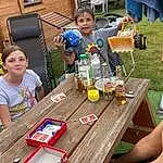 Table, Meubles, Sourire, Tableware, Chair, Sharing, Beard, Bottle, Shorts, Leisure, Beer, Desk, Summer, T-shirt, People, Recreation, Fun, Outdoor Furniture, Herbe, Event, Personne