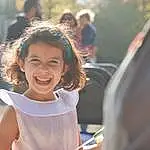 Coiffure, Sourire, Facial Expression, Happy, Leisure, Fun, Recreation, Event, Crowd, Enfant, Spring, Street, T-shirt, Bambin, Laugh, Tradition, Vacation, Herbe, Public Event, Festival, Personne, Blurred, Joy
