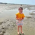 Ciel, Eau, Chapi Chapo, Sleeve, Debout, Plage, Happy, Bambin, Fun, Sand, Shore, People In Nature, People On Beach, Beauty, Shorts, Baby & Toddler Clothing, T-shirt, Coast, Enfant, Horizon, Personne