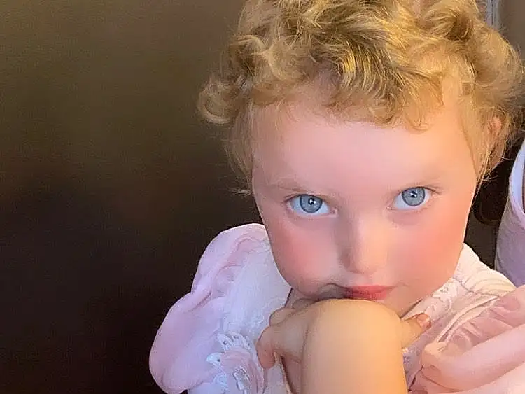 Joue, Lip, Eyelash, Dress, Jouets, Iris, Gesture, Flash Photography, Doll, Happy, Wig, Long Hair, Jewellery, Headpiece, Bridal Accessory, Blond, Day Dress, Fashion Design, Makeover, Brown Hair, Personne