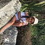 Lunettes, Plante, Jambe, People In Nature, Flash Photography, Bois, Thigh, Eyewear, Bedrock, Herbe, Terrestrial Plant, Shorts, Knee, Leisure, Human Leg, Arecales, Landscape, Sunglasses, T-shirt, Outcrop, Personne, Joy