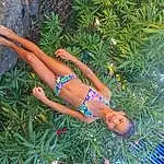 Hair, Jambe, Plante, People In Nature, Human Body, Swimwear, Thigh, Lingerie Top, Finger, Terrestrial Plant, Herbe, Fun, Human Leg, Foot, Electric Blue, Swimsuit Top, Lingerie, Navel, Barefoot, Leisure, Personne, Joy