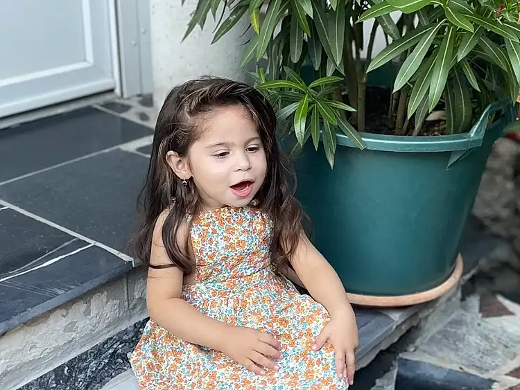Plante, Photograph, Fleur, Blanc, Flash Photography, Rose, Happy, Flowerpot, People, Bambin, Herbe, Black Hair, Baby & Toddler Clothing, Houseplant, Leisure, Beauty, Thigh, Magenta, Enfant, Personne