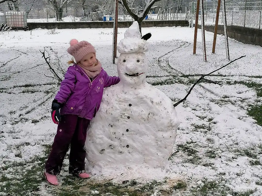 Snowman, Neige, Plante, Branch, Arbre, Freezing, People In Nature, Herbe, Woody Plant, Twig, Bambin, Frost, Hiver, Precipitation, Playing In The Snow, Fun, Trunk, Recreation, Enfant, Winter Storm, Personne, Joy, Headwear