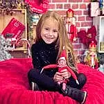 Sourire, Facial Expression, Purple, Happy, Rose, Red, Leisure, Fun, Magenta, Holiday, Recreation, Event, Enfant, Bambin, Noël, Tradition, Christmas Eve, Christmas Decoration, Poil, Party, Personne, Joy