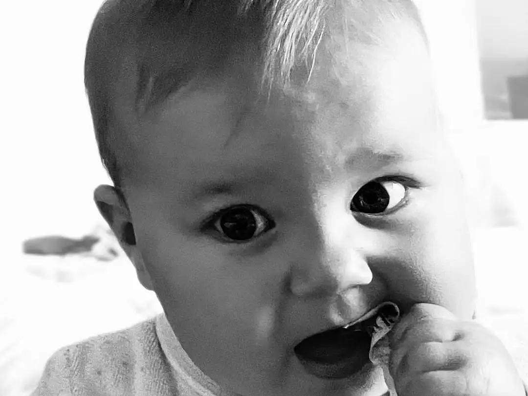 Visage, Nez, Joue, Peau, Lip, Chin, Eyebrow, Yeux, Mouth, Eyelash, Neck, Human Body, Oreille, Sleeve, Iris, Baby, Gesture, Baby & Toddler Clothing, Happy, Black-and-white, Personne