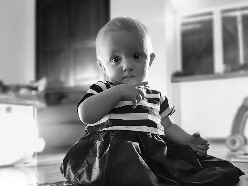 Debout, Bois, Baby, Grey, Black-and-white, Style, Baby & Toddler Clothing, Comfort, Bambin, Monochrome, Noir & Blanc, Hardwood, Enfant, Assis, Wood Flooring, Flash Photography, Stock Photography, Room, Happy, Personne