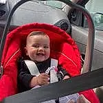 Sourire, Vrouumm, Automotive Design, Comfort, Steering Wheel, Vehicle, Bambin, Red, Car Seat, Vehicle Door, Baby Carriage, Automotive Exterior, Steering Part, Baby & Toddler Clothing, Auto Part, Plante, Leisure, Voyages, Baby, Personne, Joy
