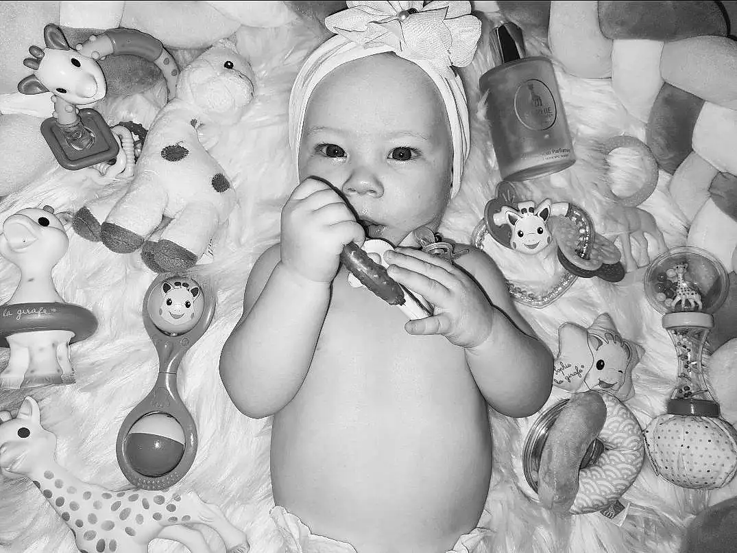 Joue, Photograph, Mouth, Facial Expression, Blanc, Textile, Black-and-white, Flash Photography, Iris, Happy, Baby, Gesture, Style, Finger, Jouets, Headgear, Bambin, Fun, Monochrome, Personne