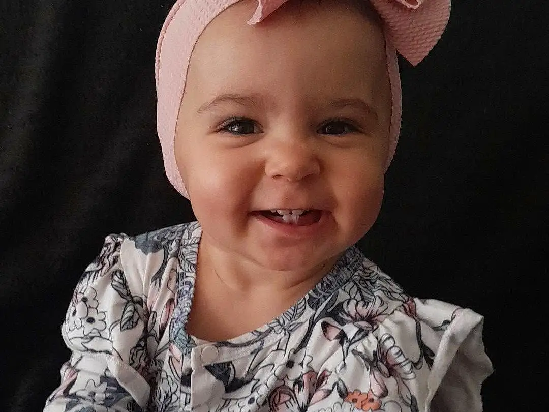 Visage, Sourire, Peau, Head, Chin, Yeux, Neck, Sleeve, Baby & Toddler Clothing, Flash Photography, Happy, Gesture, Iris, Cap, Rose, Finger, Cool, Baby, Bambin, Costume Hat, Personne, Joy