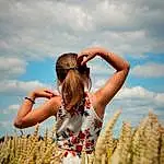 Hair, Cloud, Ciel, Hand, Plante, People In Nature, Ecoregion, Happy, Herbe, Gesture, Flash Photography, Sunlight, Finger, Agriculture, Grassland, Rural Area, Morning, Meadow, Fun, Personne