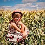 Sourire, Cloud, Plante, Ciel, People In Nature, Happy, Herbe, Agriculture, Grassland, Meadow, Landscape, Prairie, Field, Flowering Plant, Farmer, Blond, Wheat, Farmworker, Fun, Personne