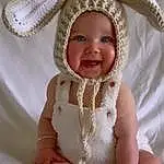 Peau, Sourire, Head, Yeux, Facial Expression, Blanc, Dress, Textile, Sleeve, Happy, Iris, Rose, Headgear, Baby, Baby & Toddler Clothing, Bambin, Comfort, Headpiece, Enfant, Event, Personne, Joy, Headwear