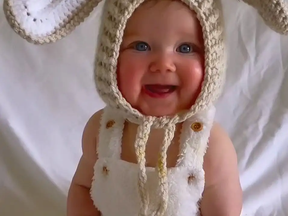 Peau, Sourire, Head, Yeux, Facial Expression, Blanc, Dress, Textile, Sleeve, Happy, Iris, Rose, Headgear, Baby, Baby & Toddler Clothing, Bambin, Comfort, Headpiece, Enfant, Event, Personne, Joy, Headwear