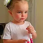 Visage, Facial Expression, Neck, Baby & Toddler Clothing, Sleeve, Gesture, Rose, Bambin, Happy, Headband, Fun, Enfant, Headpiece, Blond, Event, Goggles, Fashion Accessory, T-shirt, Jewellery, Baby, Personne