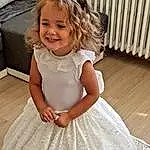Clothing, Peau, Sourire, Bras, Shoulder, Facial Expression, Blanc, Dress, Sleeve, One-piece Garment, Happy, Rose, Baby & Toddler Clothing, Bambin, Day Dress, Bridal Party Dress, Embellishment, Gown, Formal Wear, Enfant, Personne, Joy