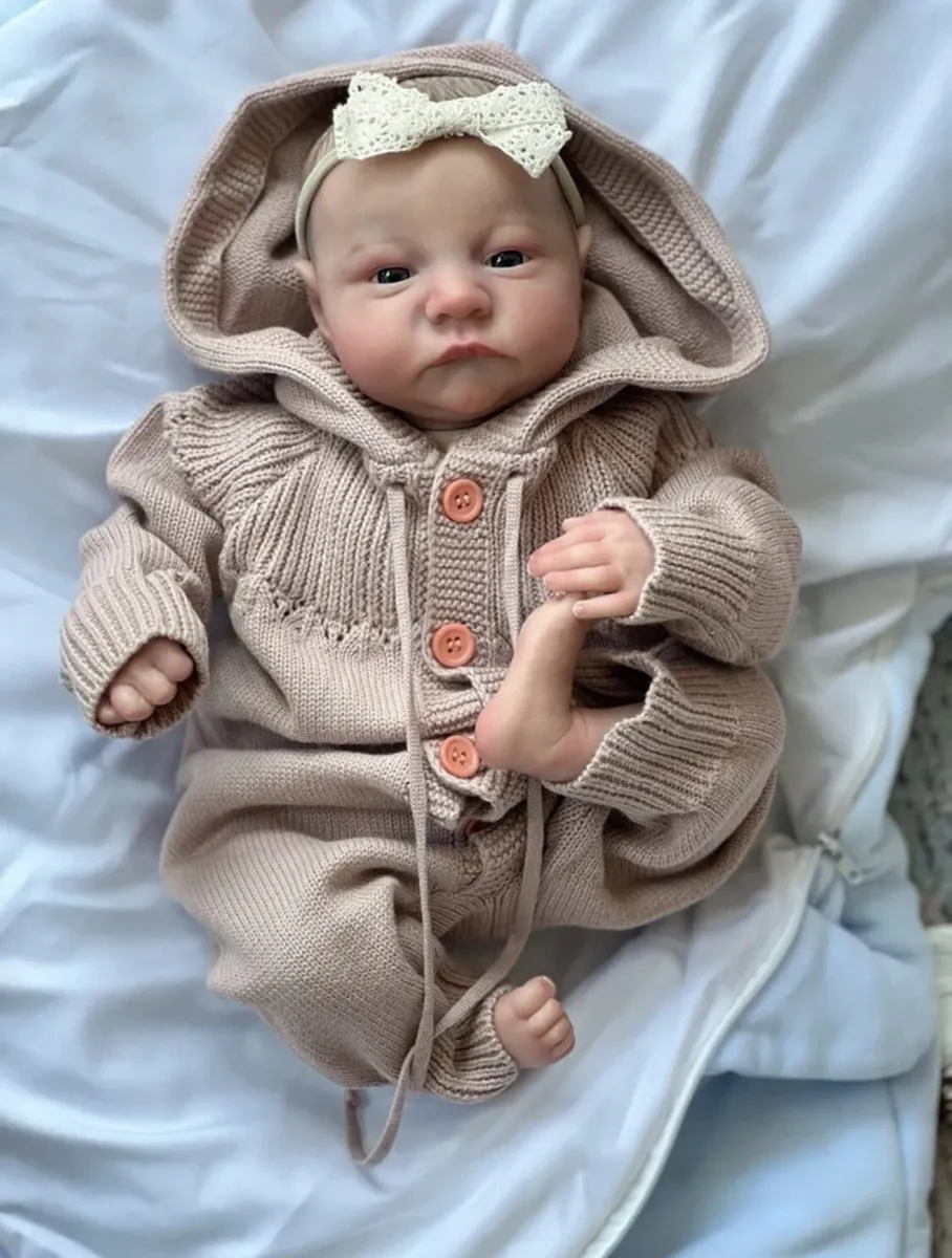 Visage, Joue, Peau, Yeux, Sleeve, Baby, Baby & Toddler Clothing, Gesture, Bambin, Collar, Jacket, Happy, Wool, Hood, Baby Products, Poil, Enfant, Woolen, Pattern, Fashion Accessory, Personne, Headwear