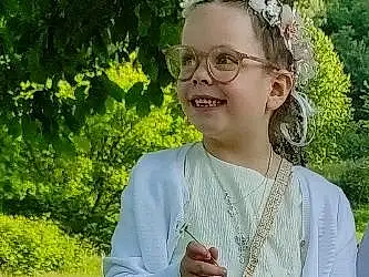 Sourire, Photograph, Plante, Vision Care, People In Nature, Botany, Sleeve, Gesture, Happy, Eyewear, Herbe, Arbre, Jewellery, Necklace, Headpiece, Fashion Accessory, Hair Accessory, Headband, Laugh, Fun, Personne, Joy