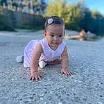 Ciel, Leaf, Azure, Debout, Flash Photography, Body Of Water, Baby & Toddler Clothing, Herbe, Bois, Happy, Bambin, Asphalt, Baby, Fun, People In Nature, Sourire, Sand, Enfant, Road Surface, Personne