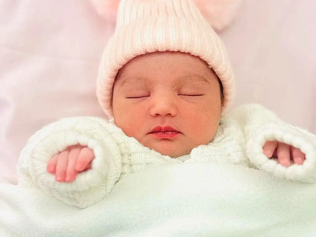 Visage, Joue, Baby Sleeping, Comfort, Sleeve, Baby, Baby & Toddler Clothing, Bambin, Linens, Happy, Poil, Towel, Knit Cap, Bedtime, Carmine, Portrait Photography, Baby Products, Beanie, Bedding, Wool, Personne, Headwear