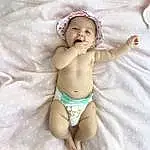 Peau, Stomach, Bras, Jambe, Comfort, Human Body, Textile, Baby, Thigh, Diaper, Chest, Baby & Toddler Clothing, Abdomen, Trunk, Thumb, Sourire, Bambin, Undergarment, Swimwear, Linens, Personne, Headwear