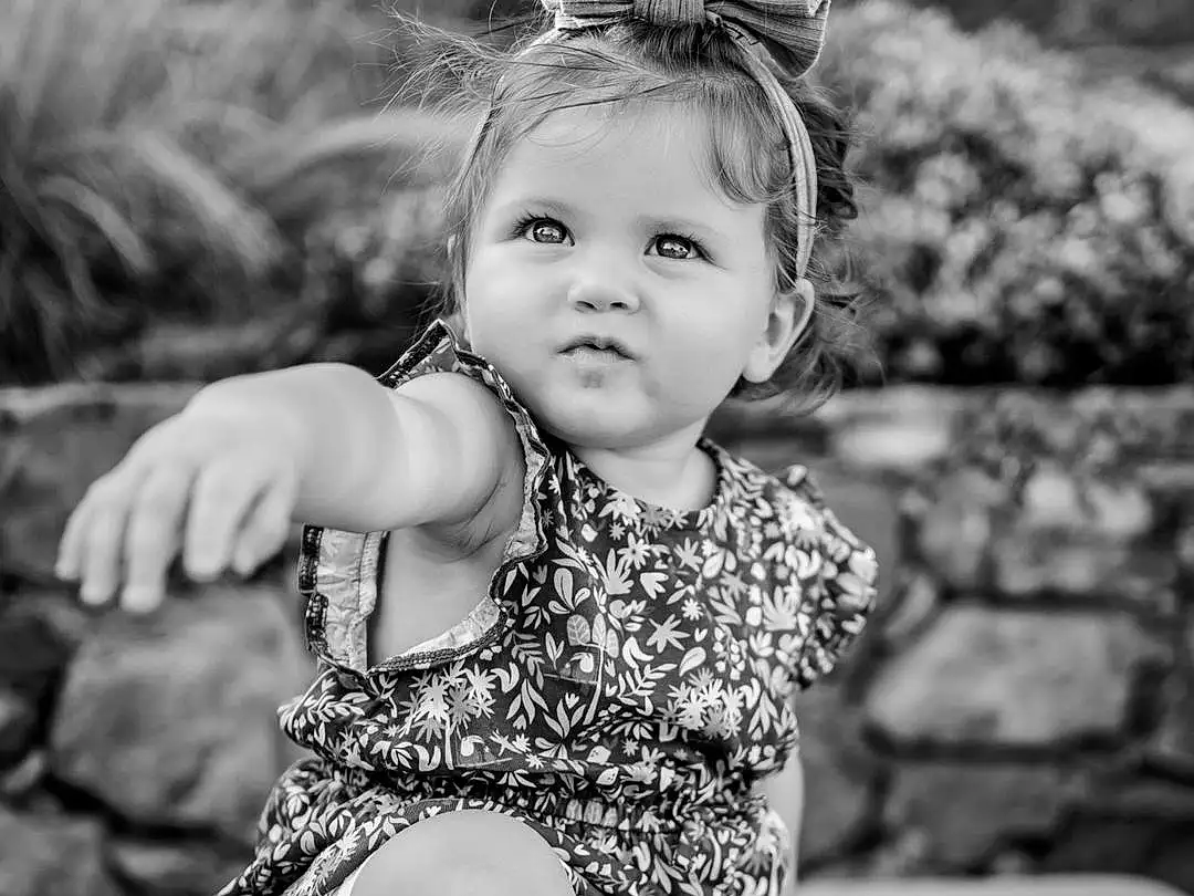 Photograph, Blanc, Black, Flash Photography, Black-and-white, Debout, Happy, Style, Herbe, Bambin, Monochrome, Enfant, Noir & Blanc, Baby, Baby & Toddler Clothing, Fun, Assis, Stock Photography, Pattern, Personne