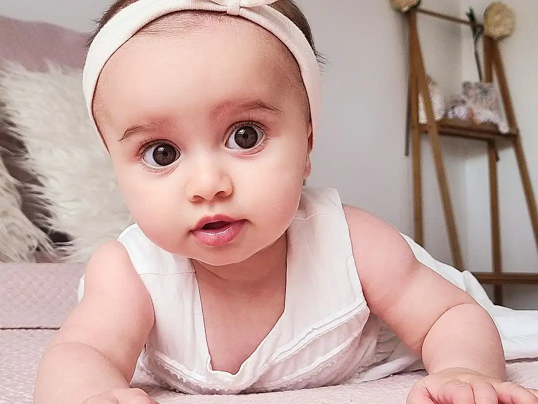 Visage, Joue, Peau, Lip, Chin, Yeux, Facial Expression, Baby & Toddler Clothing, Flash Photography, Textile, Baby, Iris, Happy, Rose, Bambin, Comfort, Bois, Headpiece, Fun, Personne