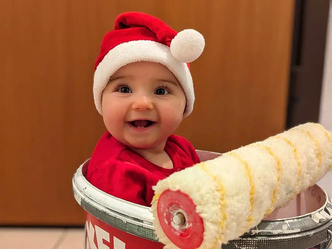 Sourire, Sleeve, Happy, Headgear, Baby & Toddler Clothing, Baby, Cap, Bambin, NoÃ«l, Costume Hat, Holiday, Fictional Character, Enfant, Christmas Eve, Carmine, Baby Laughing, Santa Claus, Junk Food, Laugh, Comfort Food, Personne, Joy, Headwear