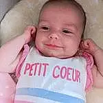 Visage, Nez, Joue, Peau, Lip, Sourire, Chin, Bras, Mouth, Yeux, Facial Expression, Baby & Toddler Clothing, Neck, Baby, Textile, Comfort, Sleeve, Iris, Personne