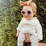 Clothing, Lunettes, Vêtements d’extérieur, Vision Care, Plante, Jouets, Doll, Sleeve, Sunglasses, Baby & Toddler Clothing, Eyewear, Happy, Herbe, Cool, Faon, Street Fashion, T-shirt, Selfie, Pattern, Blond, Personne