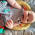 Peau, Joint, Hand, Mouth, Comfort, Textile, Sleeve, Sourire, Gesture, Finger, Baby & Toddler Clothing, Bambin, Plaid, Baby, Tartan, Nail, Pattern, Thumb, Wrist, Personne