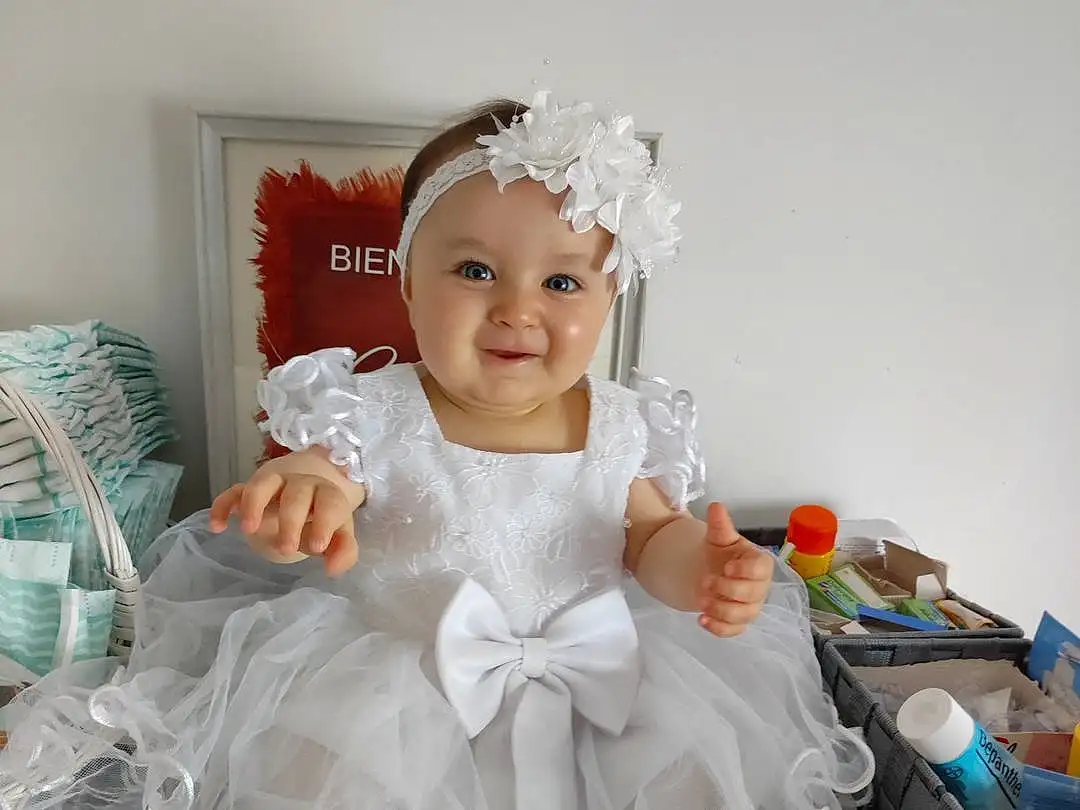 Sourire, Picture Frame, Dress, Baby & Toddler Clothing, Flash Photography, Embellishment, Happy, Headgear, Gown, Headpiece, Bambin, Bridal Accessory, Fashion Design, Event, Hair Accessory, Wedding Ceremony Supply, Formal Wear, Jouets, Ruffle, Jewellery, Personne, Joy, Headwear