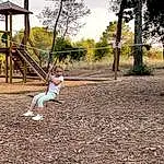 Plante, Ciel, Arbre, People In Nature, Herbe, Happy, Flash Photography, Swing, Bois, Aire de jeux, Leisure, Tints And Shades, Landscape, Shade, Recreation, Soil, Fun, City, Outdoor Play Equipment, Assis, Personne