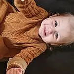 Joue, Peau, Sourire, Hand, Bras, Yeux, Jambe, Human Body, Sleeve, Comfort, Baby & Toddler Clothing, Flash Photography, Iris, Gesture, Dress, Finger, Bois, Thumb, Bambin, Baby, Personne