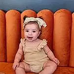 Peau, Head, Yeux, Mouth, Jambe, Sourire, Comfort, Human Body, Flash Photography, Textile, Baby & Toddler Clothing, Iris, Headgear, Finger, Happy, Thigh, Bois, Bambin, Chair, Baby, Personne, Joy