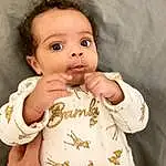 Visage, Nez, Joue, Peau, Head, Lip, Chin, Hand, Eyebrow, Bras, Yeux, Facial Expression, Mouth, Neck, Baby & Toddler Clothing, Baby, Sleeve, Debout, Eyelash, Personne