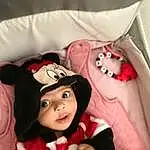 Joue, Sourire, Baby & Toddler Clothing, Sleeve, Comfort, Happy, Baby, Bambin, Carmine, Linens, Fictional Character, Enfant, NoÃ«l, Pattern, DÃ©guisements, Assis, Baby Sleeping, Poil, Room, Personne, Headwear