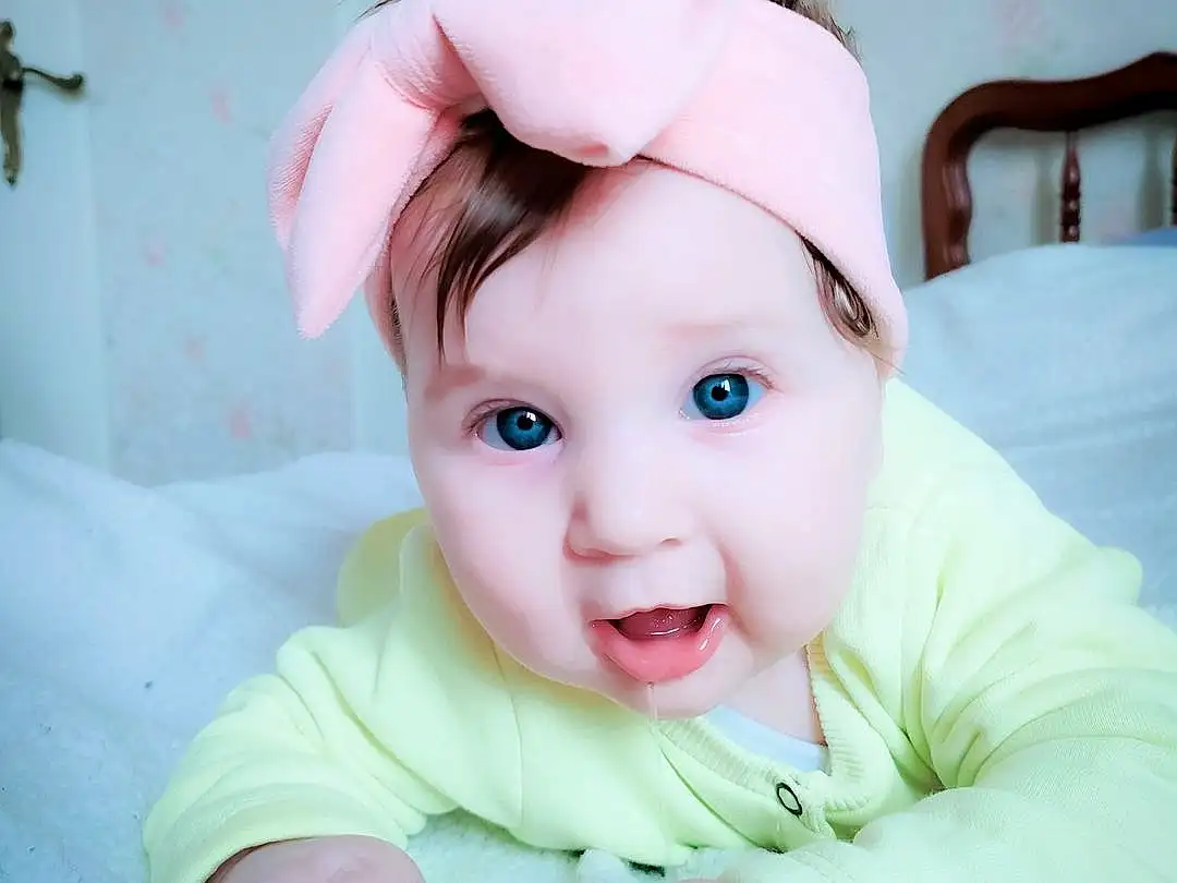 Joue, Sourire, Yeux, Baby & Toddler Clothing, Comfort, Sleeve, Happy, Flash Photography, Rose, Baby, Bambin, Cap, Headband, Headpiece, Enfant, Linens, Herbe, Fun, Magenta, Fashion Accessory, Personne, Headwear