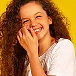 Hair, Visage, Facial Expression, Coiffure, Peau, Beauty, Chin, Nez, Long Hair, Sourire, Forehead, Happy, Lip, Laugh, Fun, Mouth, Brown Hair, Photography, Gesture, Child Model, Personne, Joy