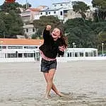 Shorts, Jambe, People On Beach, Plante, Arbre, Plage, Building, Happy, Waist, Gesture, Thigh, Leisure, Public Space, T-shirt, Barefoot, Fun, Summer, Voyages, Recreation, Shore, Personne