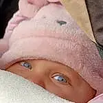 Visage, Nez, Joue, Peau, Lip, Yeux, Eyebrow, Blanc, Cap, Eyelash, Human Body, Bambin, Baby Sleeping, Baby, Comfort, Linens, Close-up, Baby Products, Fashion Accessory, FenÃªtre